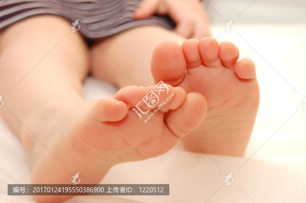 女嬰（1至2年）；足特寫