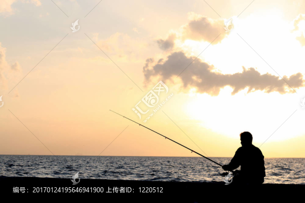 一個在夕陽下釣魚的人