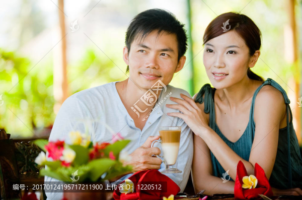 夫妻喝咖啡