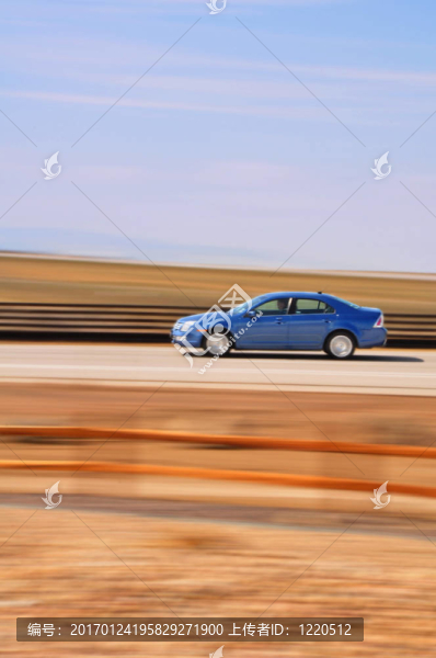 帶有模糊背景的藍色汽車