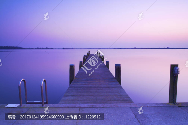 一個美麗的藍色的日落在一個晚霞湖碼頭