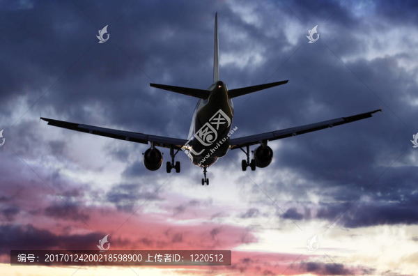 飛機從頭上飛過