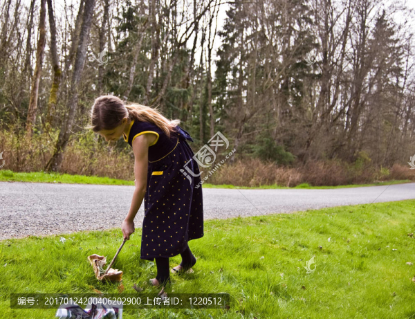 孩子正在做她的環(huán)境的一部分-匯圖網(wǎng) www.fosd68.com 孩子正在做她的環(huán)境的一部分