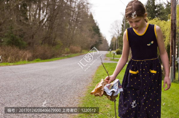女孩子正在撿垃圾