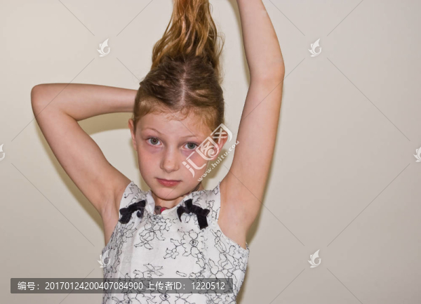 8歲的女孩玩她的頭發(fā)