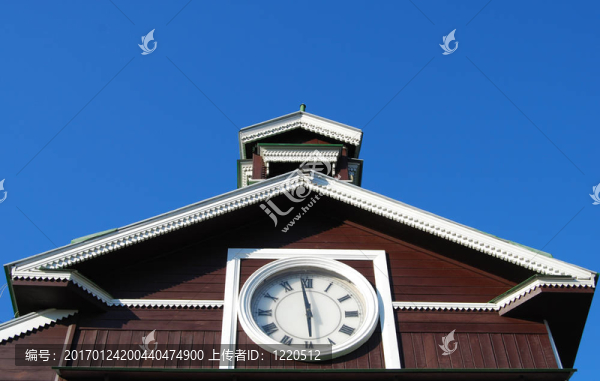 在舊的木制建筑時(shí)鐘