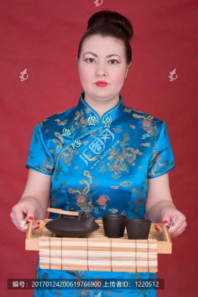帶茶葉托盤的日本女孩