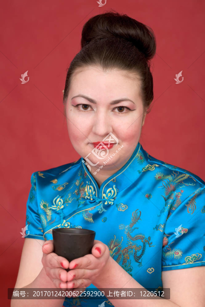日本女孩的茶杯