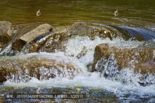 在巖流waterfalling