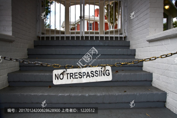沒有tresspassing標(biāo)志封閉樓梯