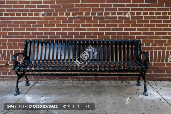 公園的長(zhǎng)椅上