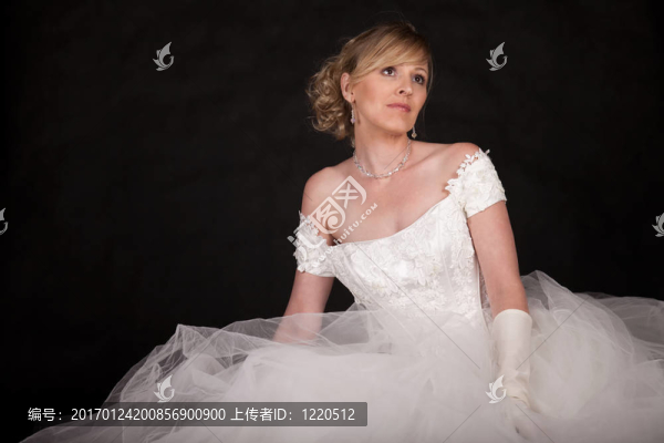 婚禮禮服的女人