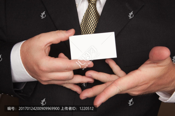 商家拿著空白名片