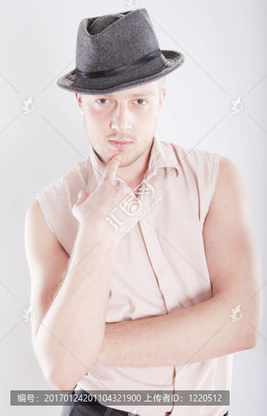 戴帽子和襯衫的男人