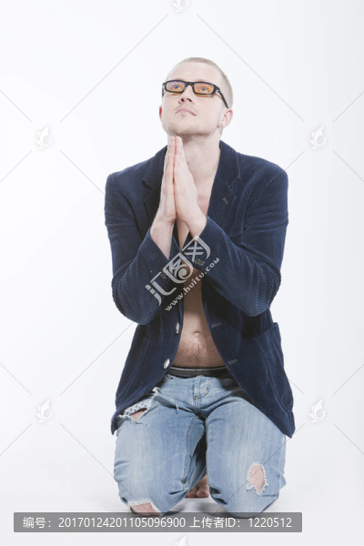 穿舊牛仔褲和夾克的男人