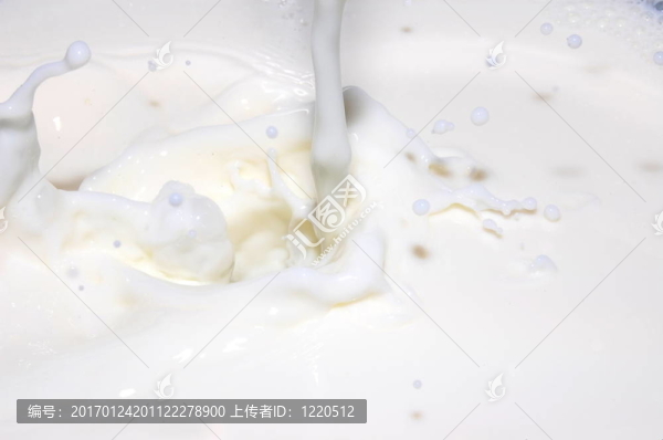 飛濺的牛奶