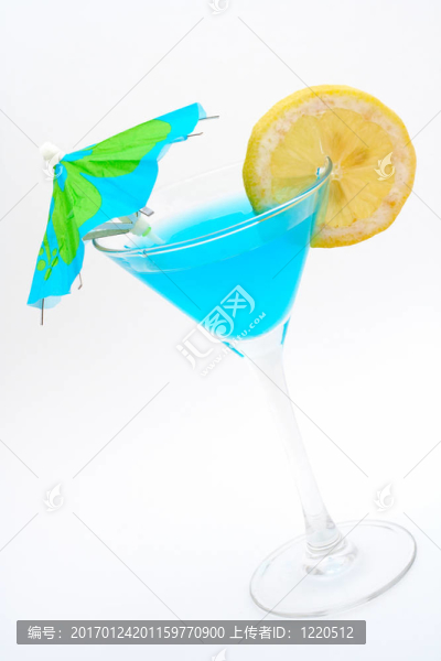 帶有檸檬和雨傘的藍色雞尾酒