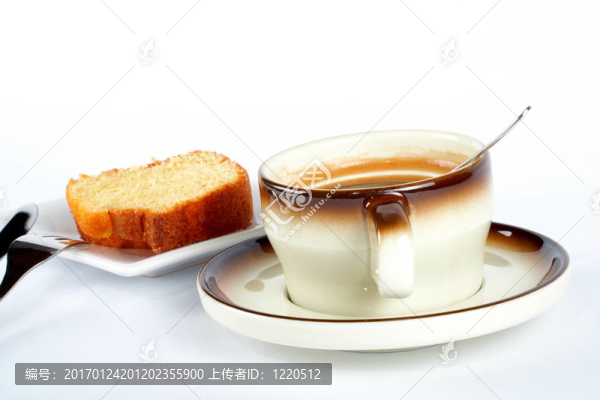 海綿蛋糕與咖啡杯；勺子；刀叉在白色陶瓷板