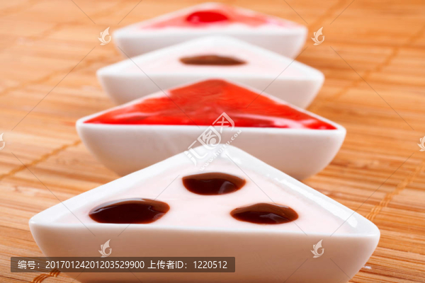 甜品奶油在竹墊