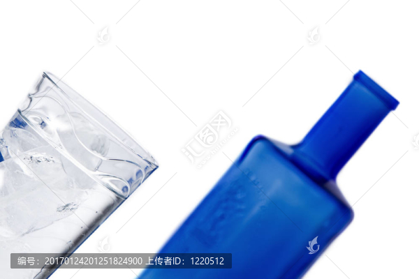 冰的水和藍(lán)色的瓶子