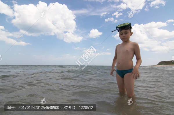 帶潛水面具的男孩