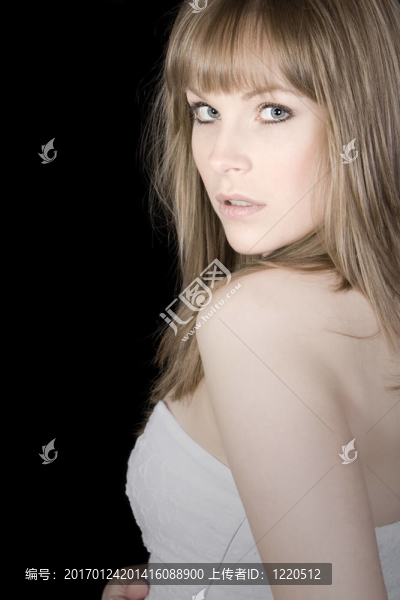 漂亮的黑發(fā)看著鏡頭