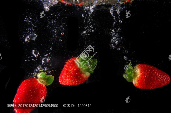 草莓在水