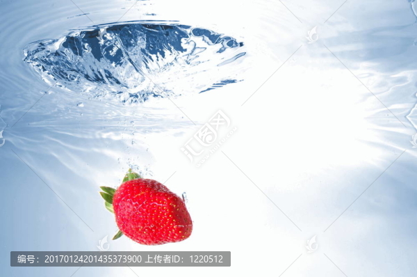 草莓在水