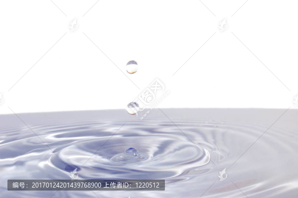 白色水滴上的水滴