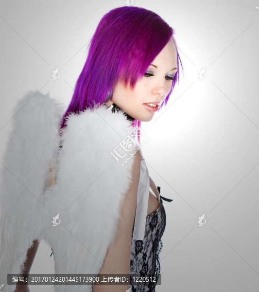 有吸引力的EMO女孩與天使的翅膀向下看