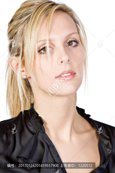 迷人的金發(fā)女孩看著Camera