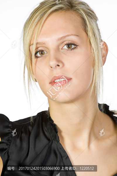 迷人的金發(fā)女孩看著Camera