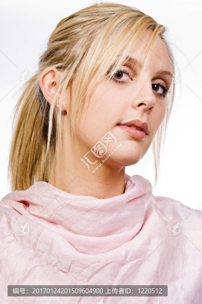 迷人的金發(fā)女孩看著Camera
