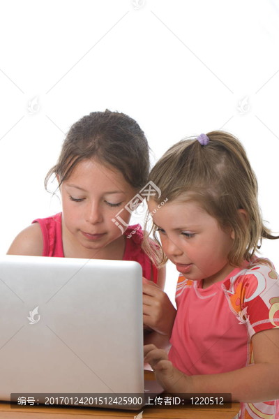 在筆記本電腦上玩的姐妹