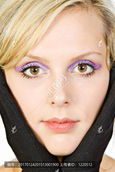 迷人的金發(fā)女孩看著Camera