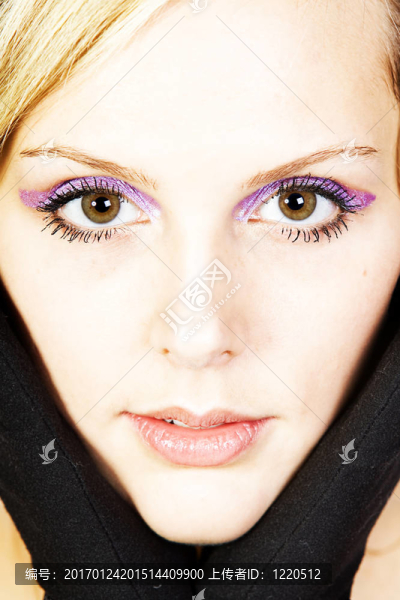 迷人的金發(fā)女孩看著Camera