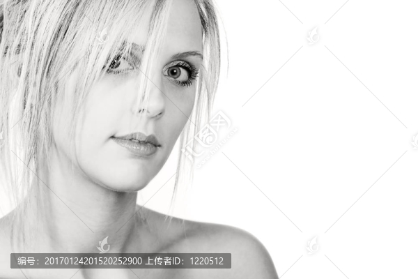 迷人的金發(fā)女孩看著Camera
