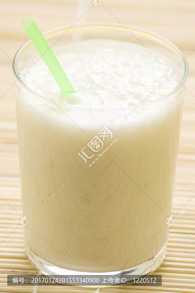 新鮮水果奶昔香蕉和焦糖