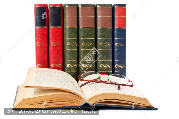 眼鏡和開放的書