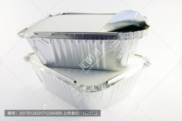 兩個方形鋁箔餐飲托盤部分打開