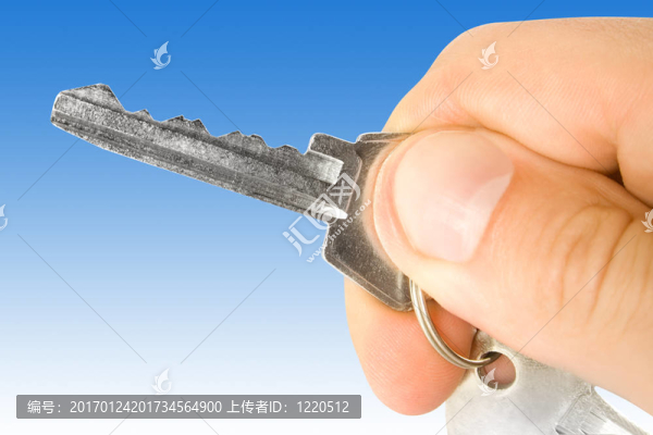 手拿鑰匙