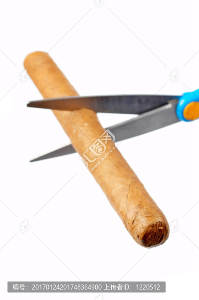 切一支古巴雪茄