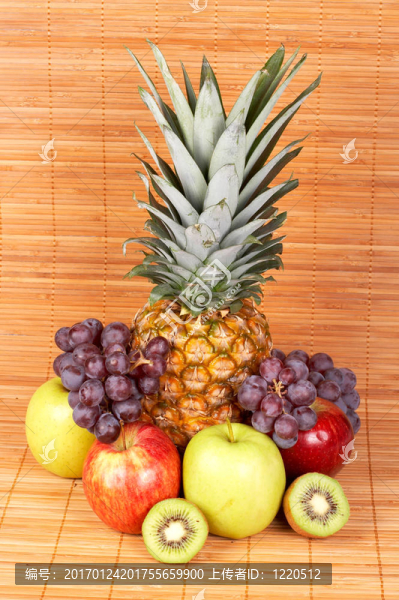 竹墊上的新鮮水果