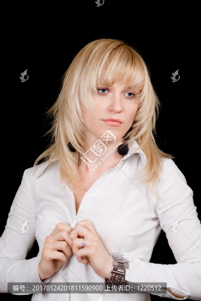 漂亮的金發(fā)女郎。孤立的黑色