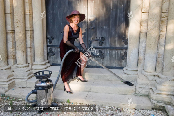 微笑的女人清潔工2-匯圖網(wǎng) www.fosd68.com 微笑的女人清潔工2