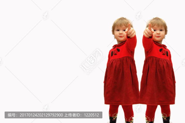 兩個女孩在白底上伸出手指