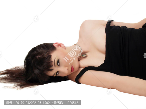 穿著黑色連衣裙的年輕女子在地板上