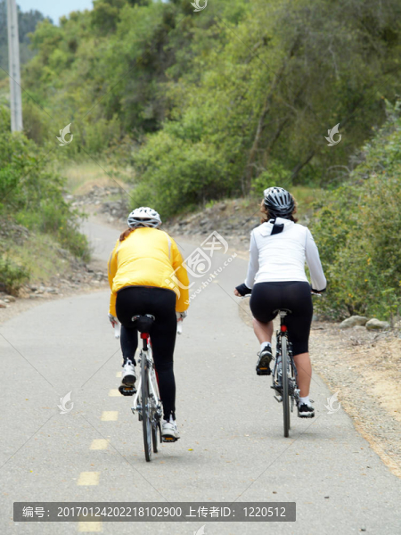 兩個(gè)騎自行車的婦女騎頭盔-匯圖網(wǎng) www.fosd68.com 兩個(gè)騎自行車的婦女騎頭盔