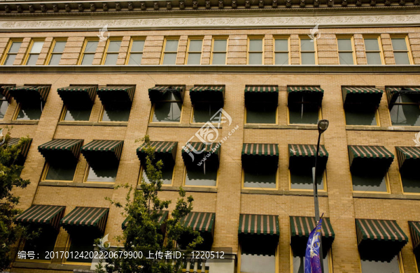 綠色遮陽篷棕磚