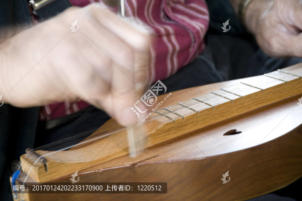 演奏揚(yáng)琴